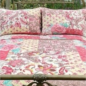 WHIMSICAL COTTAGE CHIC FLORAL QUILT & PILLOW SHAMS. QUEEN SIZE.